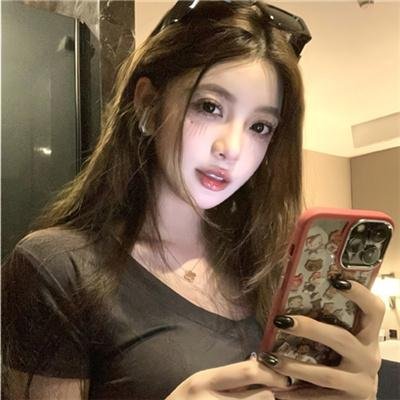 坐在酒吧里吃蛋糕